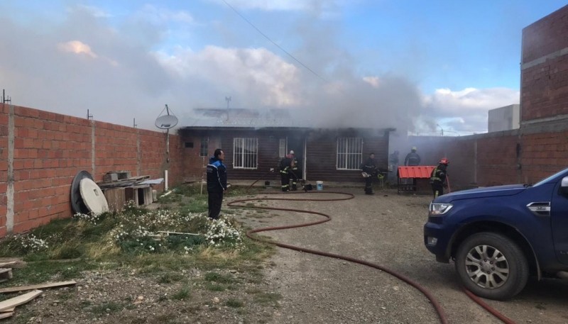 noticiaspuertosantacruz.com.ar - Imagen extraida de: https://www.tiemposur.com.ar/policiales/bomberos-sofocaron-incendio-sobre-una-vivienda-5