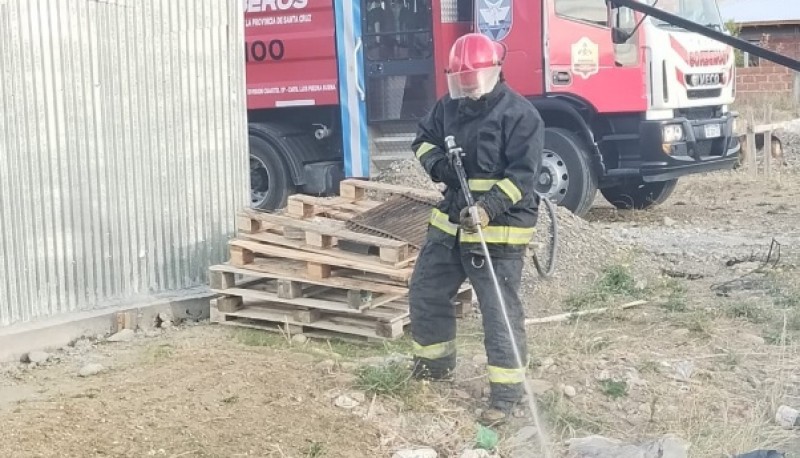 Incendio sobre residuos fue controlado por bomberos