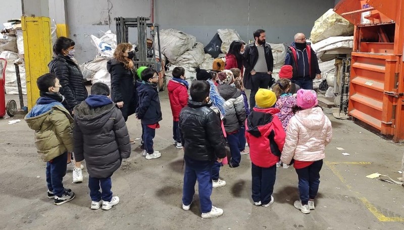 Alumnos recorren la planta de reciclado 