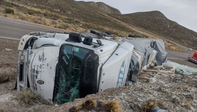 Un camión volcó en el sector Bajo Minerales 