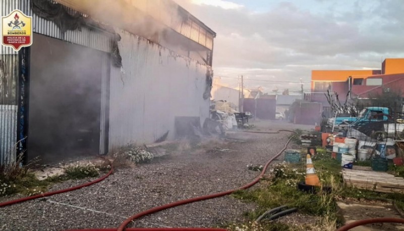 Bomberos sofocaron incendio sobre un galpón