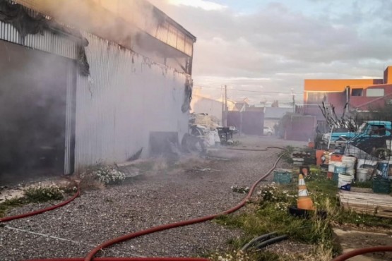 Bomberos sofocaron incendio sobre un galpón