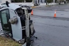 Un nuevo incidente vial en Río Gallegos: volcó en San Martín y Paradelo