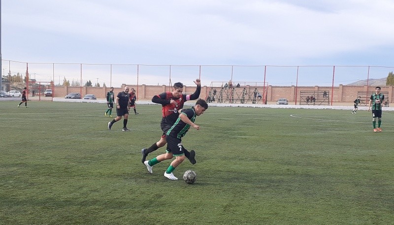 Facundo Carrera, con seis goles, fue la gran figura de la fecha. (Foto: Ahora Calafate)