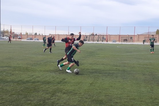 Facundo Carrera, con seis goles, fue la gran figura de la fecha. (Foto: Ahora Calafate)