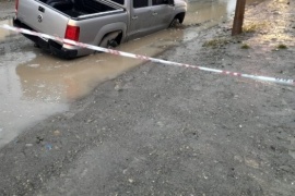 Bomberos rescatan un vehículo atrapado por las inclemencias climáticas