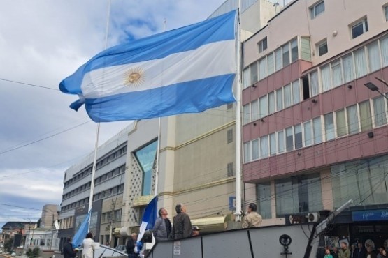 Se llevó a cabo el tradicional izamiento dominical