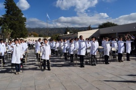 Trelew: hicieron una colecta solidaria y compraron 67 constituciones a los alumnos