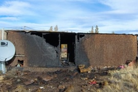 Bomberos sofocaron incendio sobre vivienda