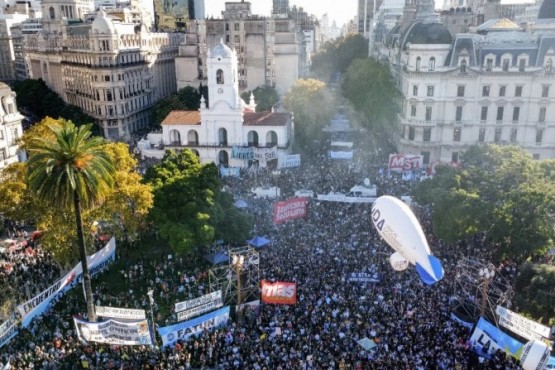 Marcha universitaria: arrancó el acto en la Plaza de Mayo