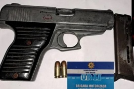 Le encontraron a un chico de 10 años una pistola durante una requisa policial