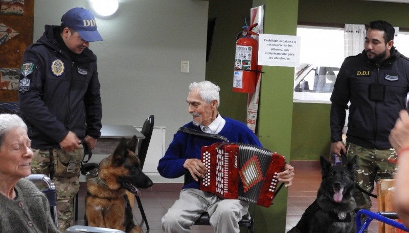 La DDI con sus canes festejo el Día del Animal con los abuelos 