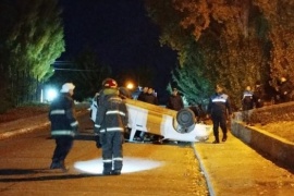 Volcó y abandonó el rodado