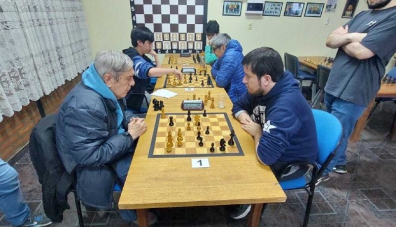 León, derecha, ganó todas las partidas que disputó en este certamen. (Foto: CR)