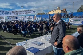 En medio de la ida de YPF, Güenchenen convocó a una asamblea general en Las Heras