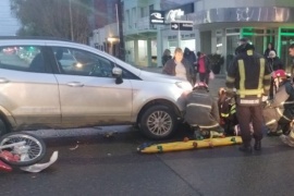 Rescatan a una mujer que terminó debajo de un rodado