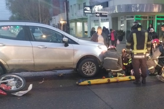 Rescatan a una mujer que terminó debajo de un rodado