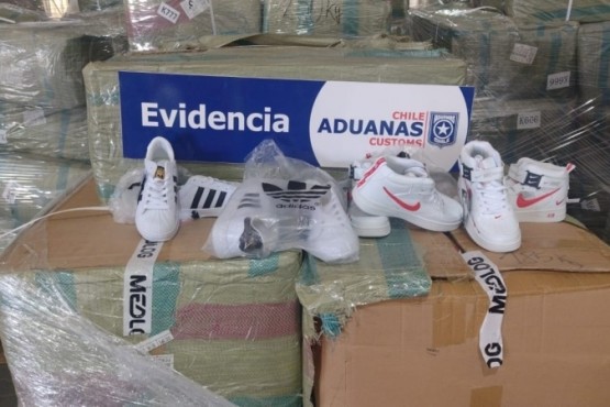 Incautan productos falsos en Valparaíso: 70.992 perfumes y 6 mil pares de zapatillas