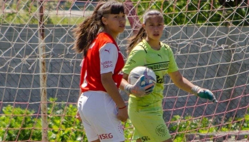 Mia Ulloa, la arquera de Río Gallegos, vistiendo la camiseta de Independiente de Avellaneda. 