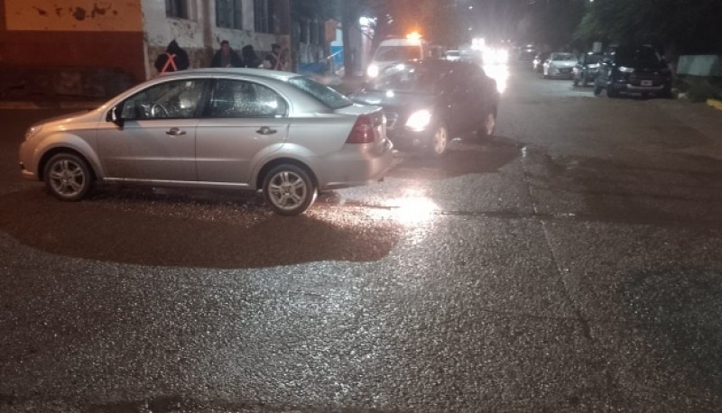 La calzada húmeda generó una colisión