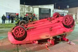 Increíble vuelco en Río Gallegos por un choque: una persona fue llevada al hospital