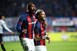 San Lorenzo se hizo fuerte de local, venció a Liverpool y sigue con vida