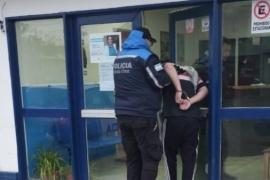 Dos jóvenes detenidos por amenazas con arma de fuego