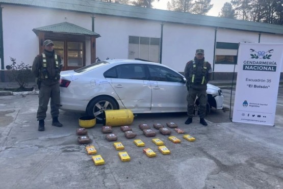 Intentó escapar de un control de Gendarmería, chocó y huyó por el bosque: llevaba 24 kilos de droga