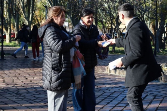 Cultura obsequió escarapelas confeccionadas por artesanas de PREPAP