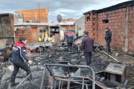 Incendio destruyó dos casas