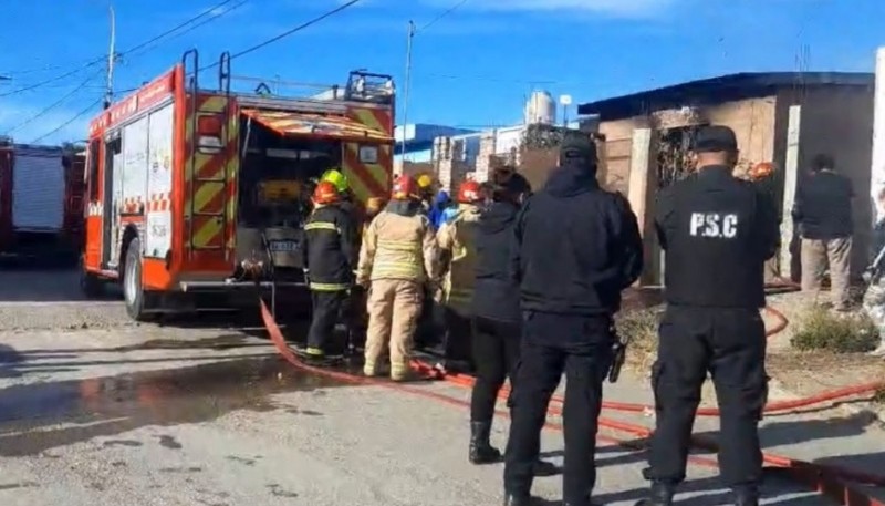 Bomberos sofocaron incendio sobre una vivienda