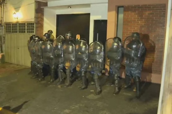 Hubo fuertes incidentes frente a la casa del gobernador