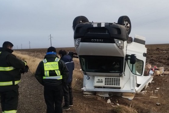 Perdió el control por la escarcha y volcó 