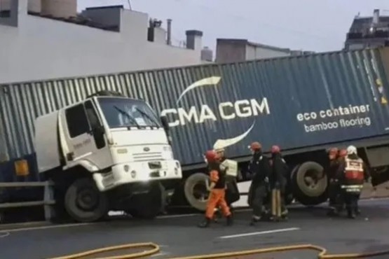 Suspenden la licencia del camionero alcoholizado que quedó colgado de la autopista 25 de Mayo