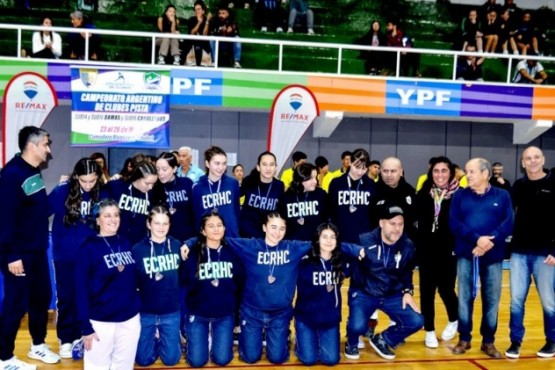 Las chicas de la Villa Turística felices con sus medallas.  (Foto: Fotomix CR)