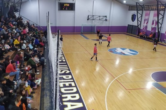 La gente copó el gimnasio municipal. (Foto: Piedra Buena Futsal)