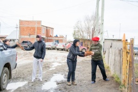 El Gobierno asiste con leña a las familias de Río Gallegos