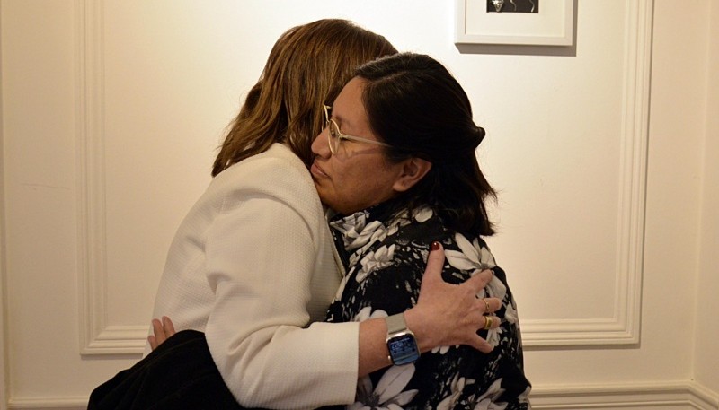 Ministra Patricia Bullrich con Noelia, mamá de Gonzalo Guenchür .