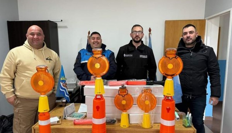 Sindicato de Petroleros donó material luminario a la Policía Caminera 