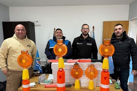 Sindicato de Petroleros donó material luminario a la Policía Caminera 