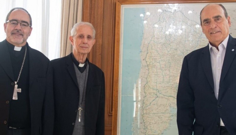 Jefe de Gabinete, Guillermo Francos, junto al acardenal Mario Aurelio Poli, y el monseñor Jorge González. 