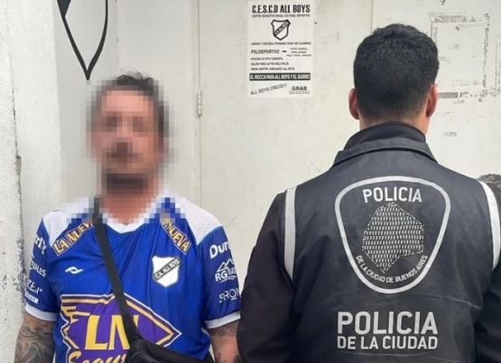 Detuvieron a cinco hinchas de All Boys por llevar símbolos antisemitas