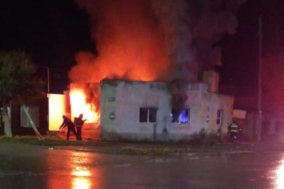Bomberos sofocan incendio en una casa
