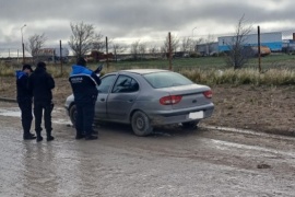 Recuperan un auto robado, detienen a un hombre y secuestran un arma de fuego