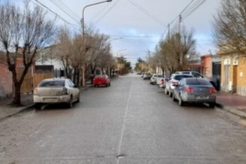 Lo empujó a la calle y fue embestido por un auto