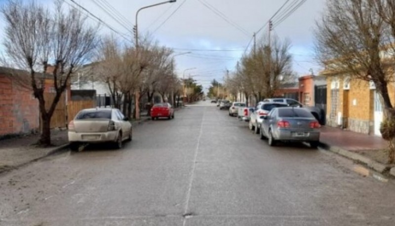 Lo empujó a la calle y fue embestido por un auto 