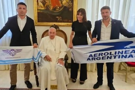 El Papa Francisco se mostró con una bandera de Aerolíneas Argentinas