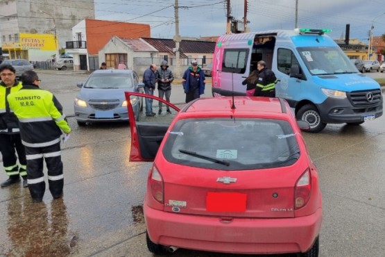 Dobló en U, chocó contra otro vehículo y agredió al conductor 