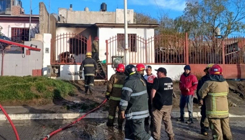 Bomberos sofocaron incendio sobre vivienda