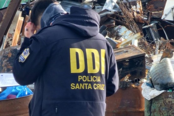 Intentaron robar cables de cobre, huyeron dejando el auto y una moto